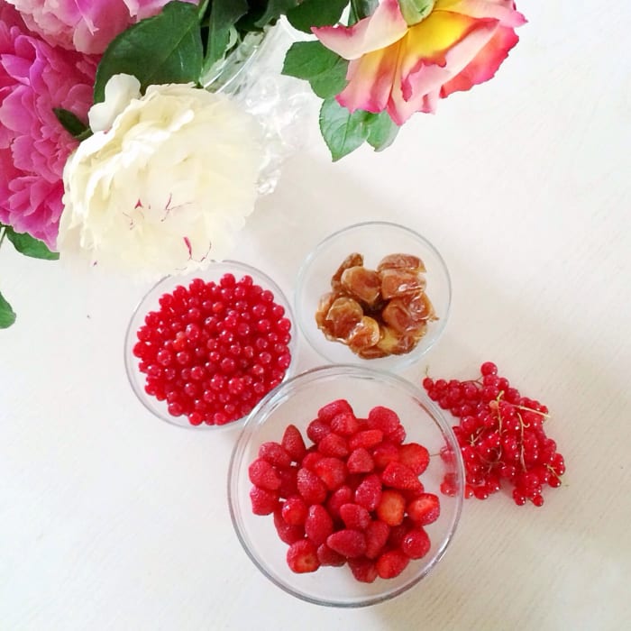 Dates Smoothie with Red Berries